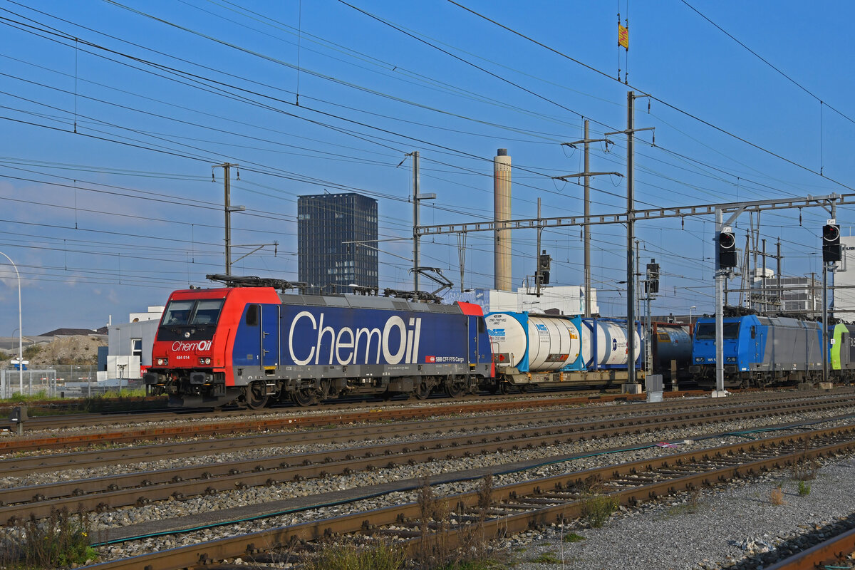 Re 484 014-5 durchfährt am 08.12.2022 den Bahnhof Pratteln.