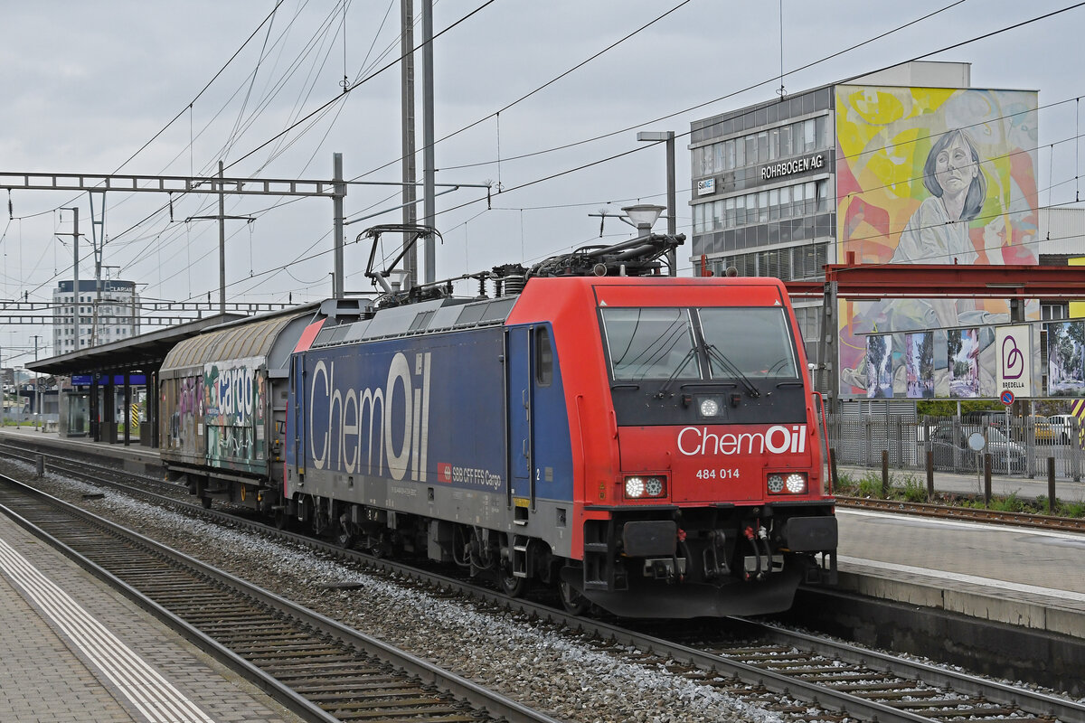 Re 484 014-6 durchfährt am 22.04.2024 den Bahnhof Pratteln.