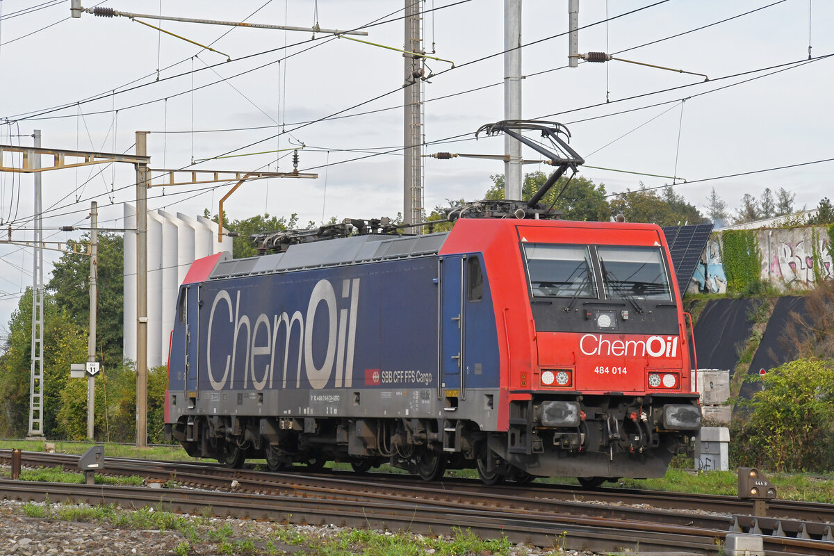 Re 484 014-6 durchfährt am 25.09.2024 solo den Bahnhof Pratteln.