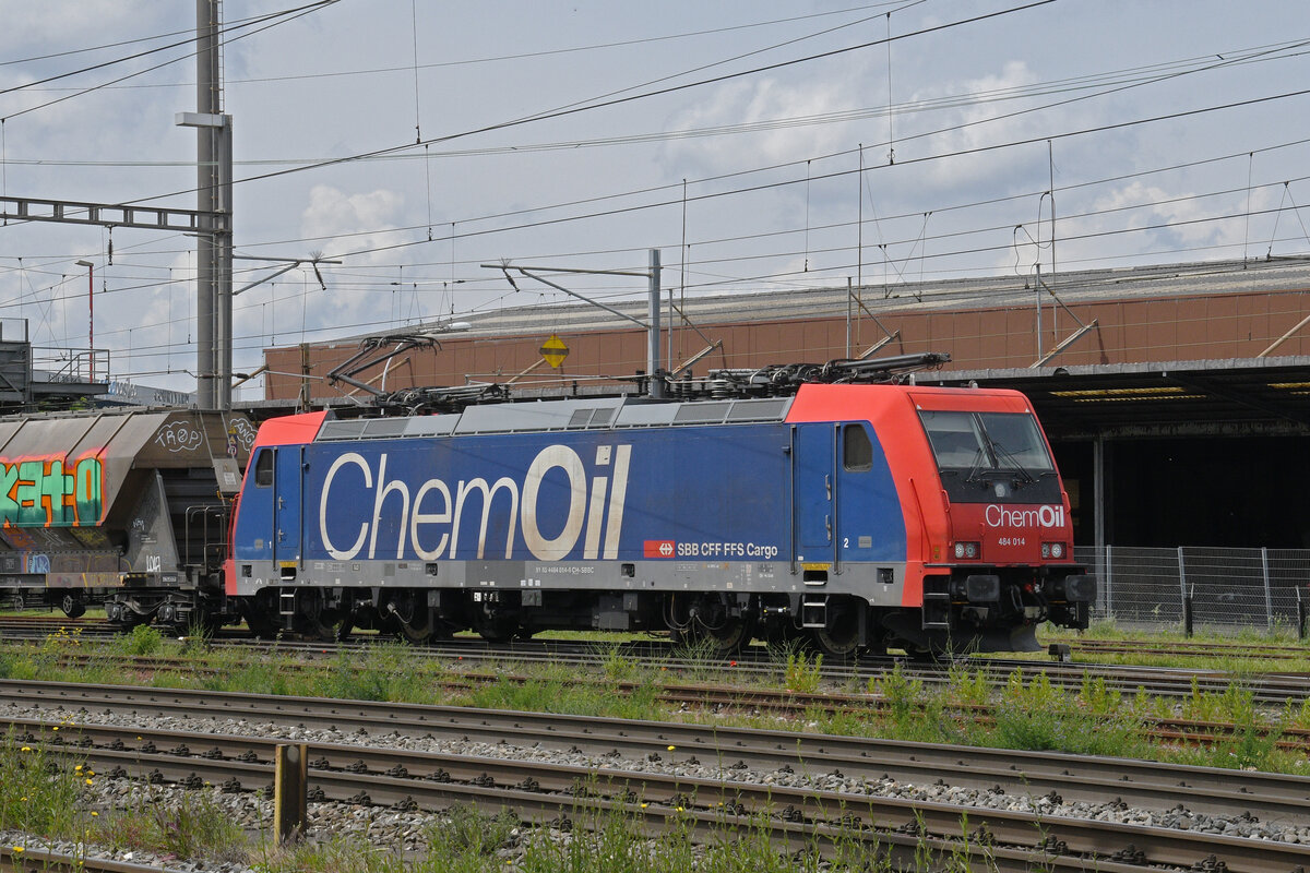Re 484 014-6 durchfährt am 21.05.2025 den Bahnhof Pratteln.