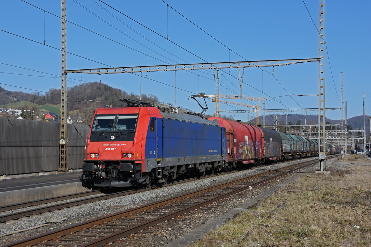 Re 484 014-9 durchfährt den Bahnhof Gelterkinden. Die Aufnahme stammt vom 04.03.2022.