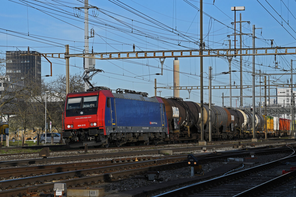 Re 484 015-3 durchfährt am 21.02.2023 den Bahnhof Pratteln.