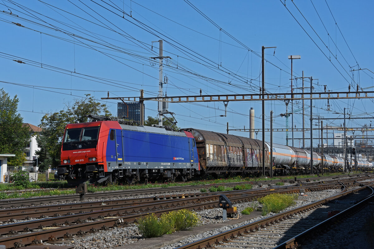 Re 484 015-3 durchfährt am 20.09.2024 den Bahnhof Pratteln.