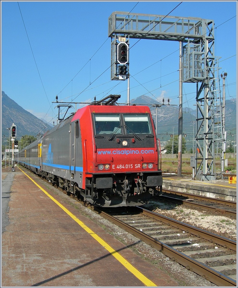 Re 484 015-3 mit EC 133 (Basel) - Bern - Milano C. auf den letzten Metern im Wechselstromteil des Bahnhofs Domosossola. alsdie Lok an mir vorbeifuhr, bügelte sich ab und rollte in den Gleichstromteil des Bahnhofes. 
10. September 2007   