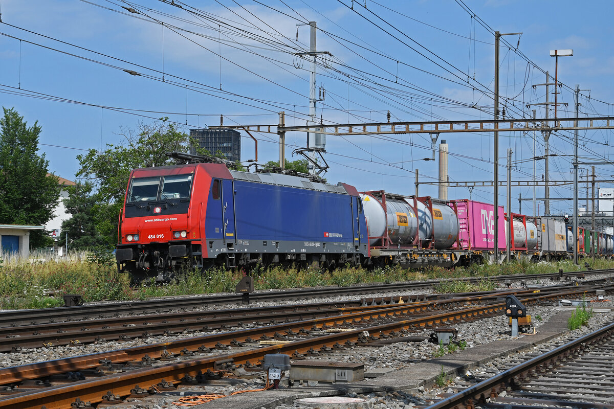 Re 484 016-1 durchfährt am 17.07.2023 den Bahnhof Pratteln.