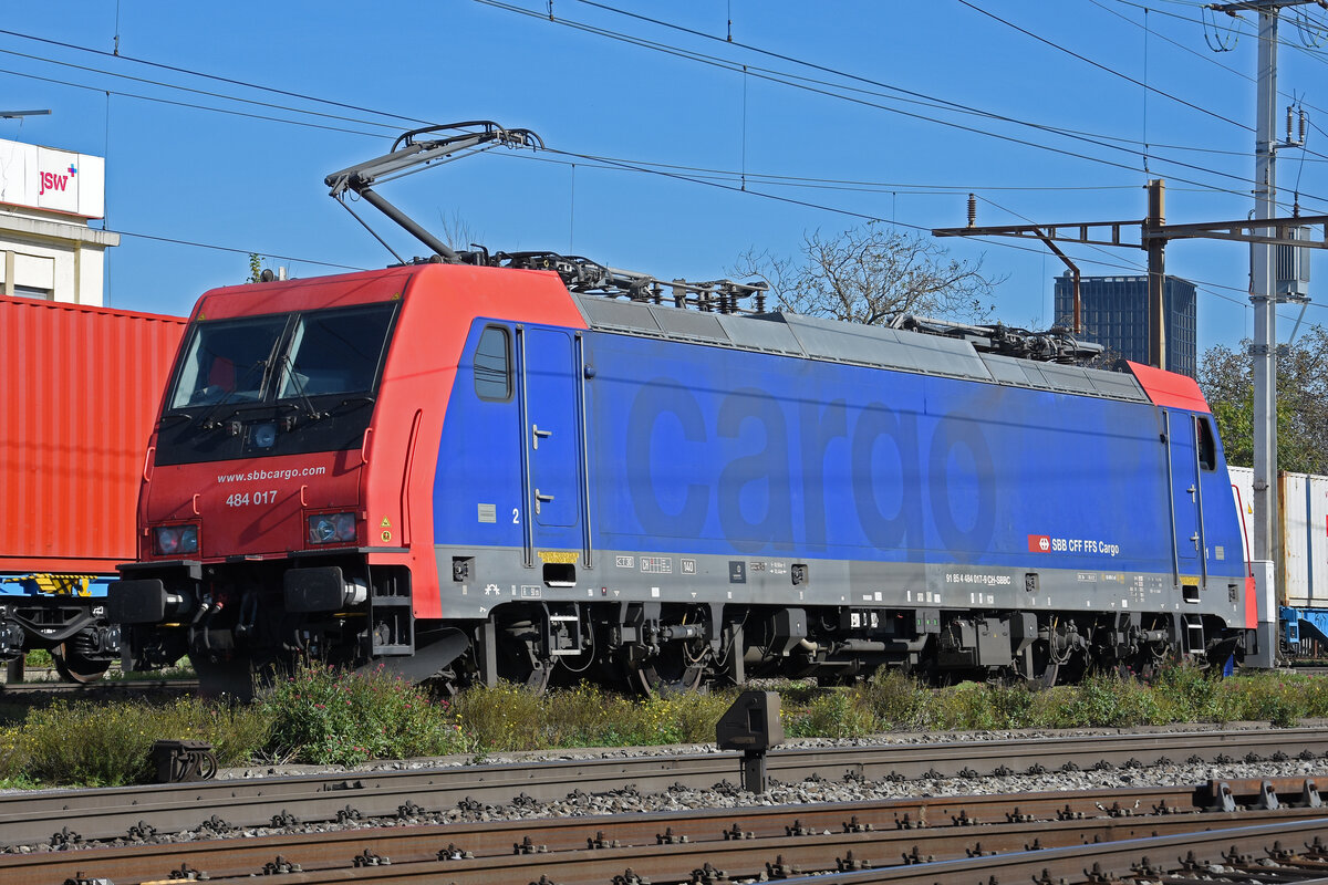 Re 484 017-9 durchfährt am 25.10.2022 solo den Bahnhof Pratteln.