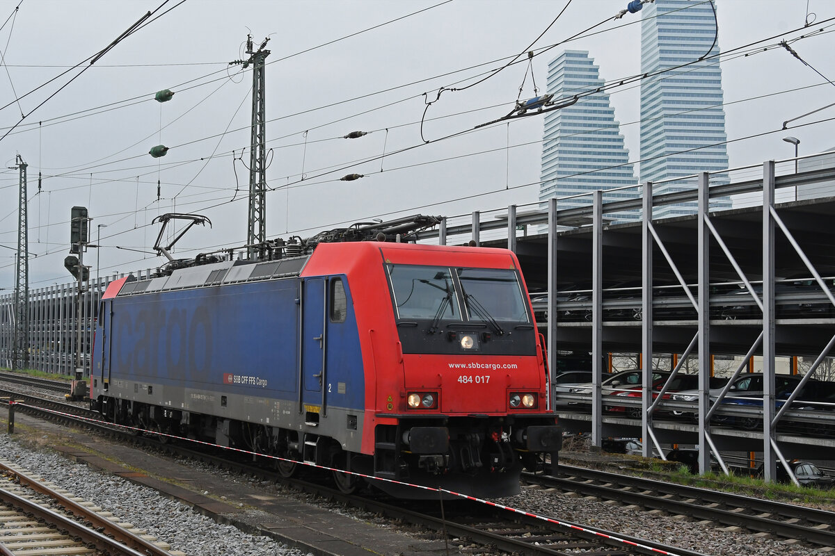 Re 484 017-9 durchfährt am 29.02.2024 den badischen Bahnhof.