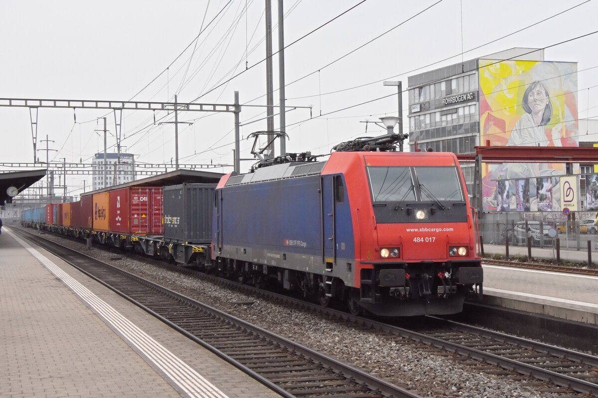 Re 484 017-9 durchfährt am 29.02.2024 den Bahnhof Pratteln.