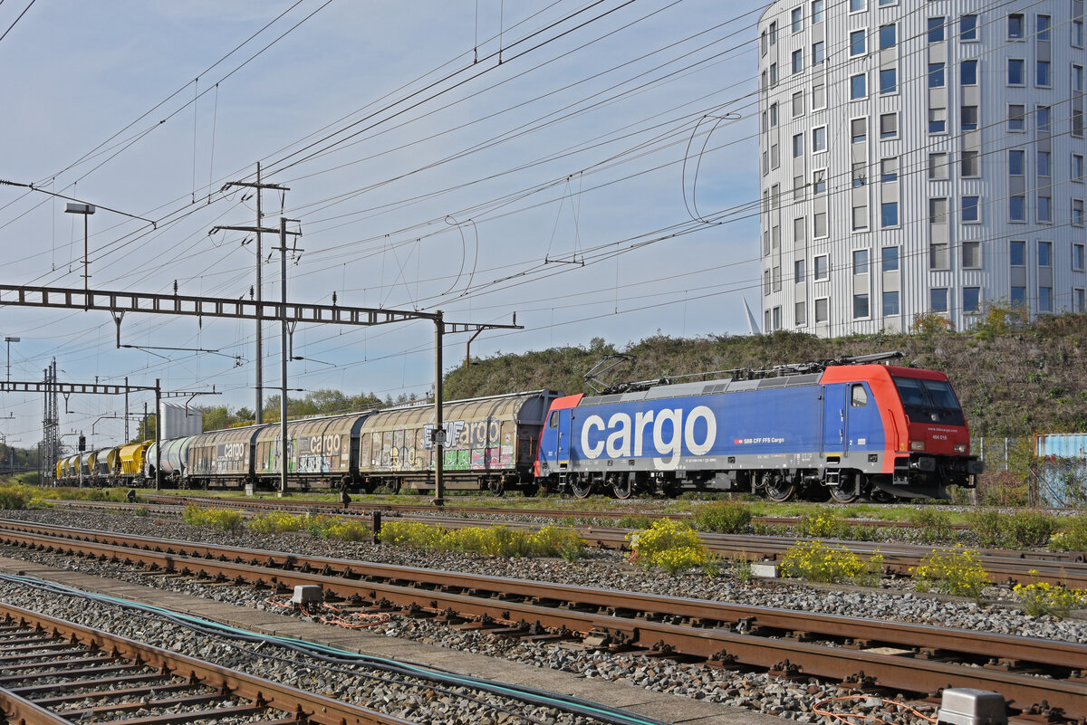 Re 484 018-7 durchfährt am 19.10.2022 den Bahnhof Pratteln.
