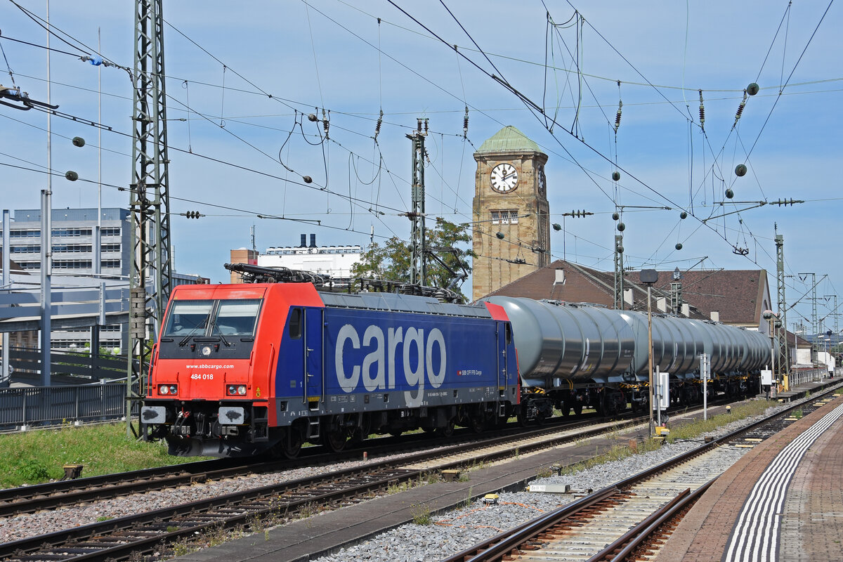 Re 484 018-7 durchfährt den badischen Bahnhof. Die Aufnahme stammt vom 24.08.2022.