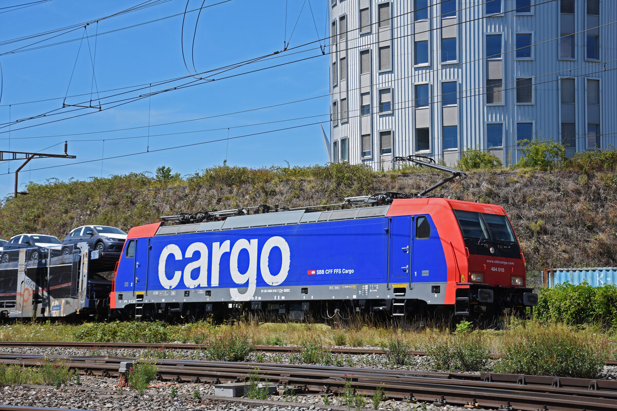 Re 484 018-7 durchfährt den Bahnhof Pratteln. Die Aufnahme stammt vom 12.07.2022.