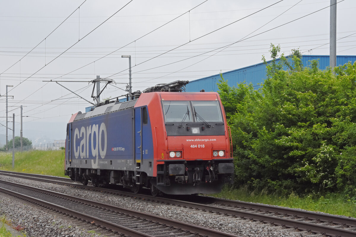 Re 484 018-9 fährt am 23.05.2023 Richtung Bahnhof Itingen.
