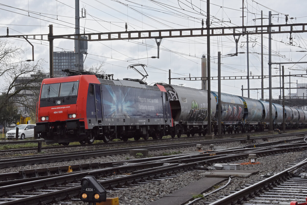 Re 484 020-3 durchfährt am 14.03.2023 den Bahnhof Pratteln.