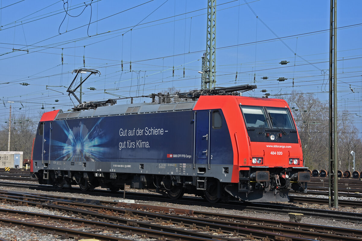 Re 484 020-3 durchfährt solo den badischen Bahnhof. Die Aufnahme stammt vom 08.03.2022.