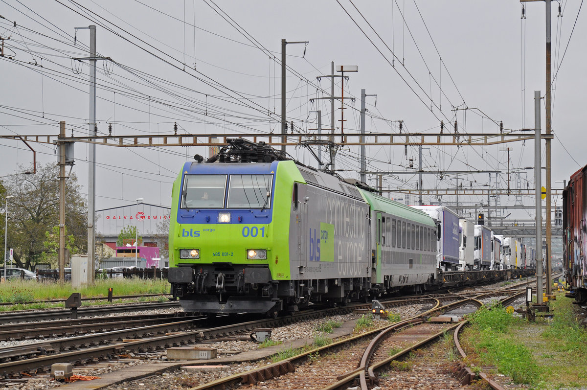 Re 485 001-2 der BLS durchfährt den Bahnhof Pratteln. Die Aufnahme stammt vom 08.05.2017.