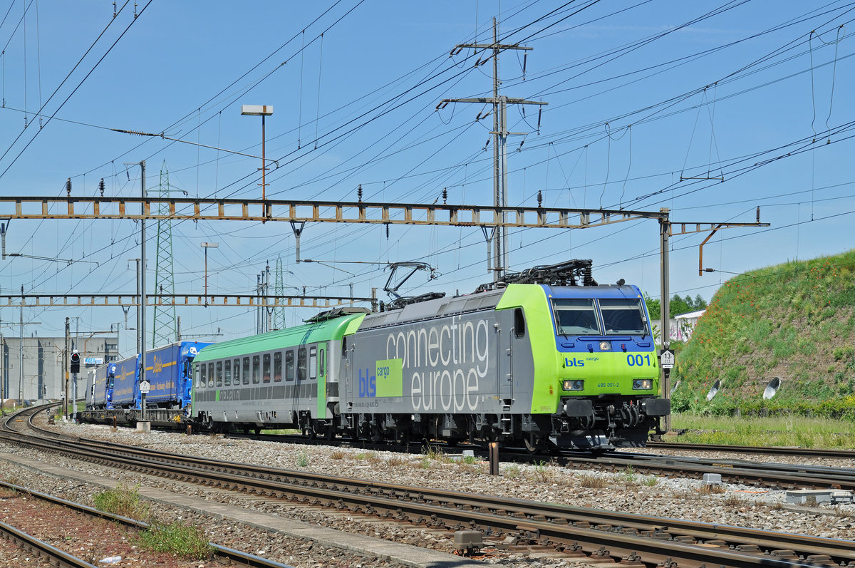 Re 485 001-2 der BLS durchfährt den Bahnhof Pratteln. Die Aufnahme stammt vom 22.05.2017.