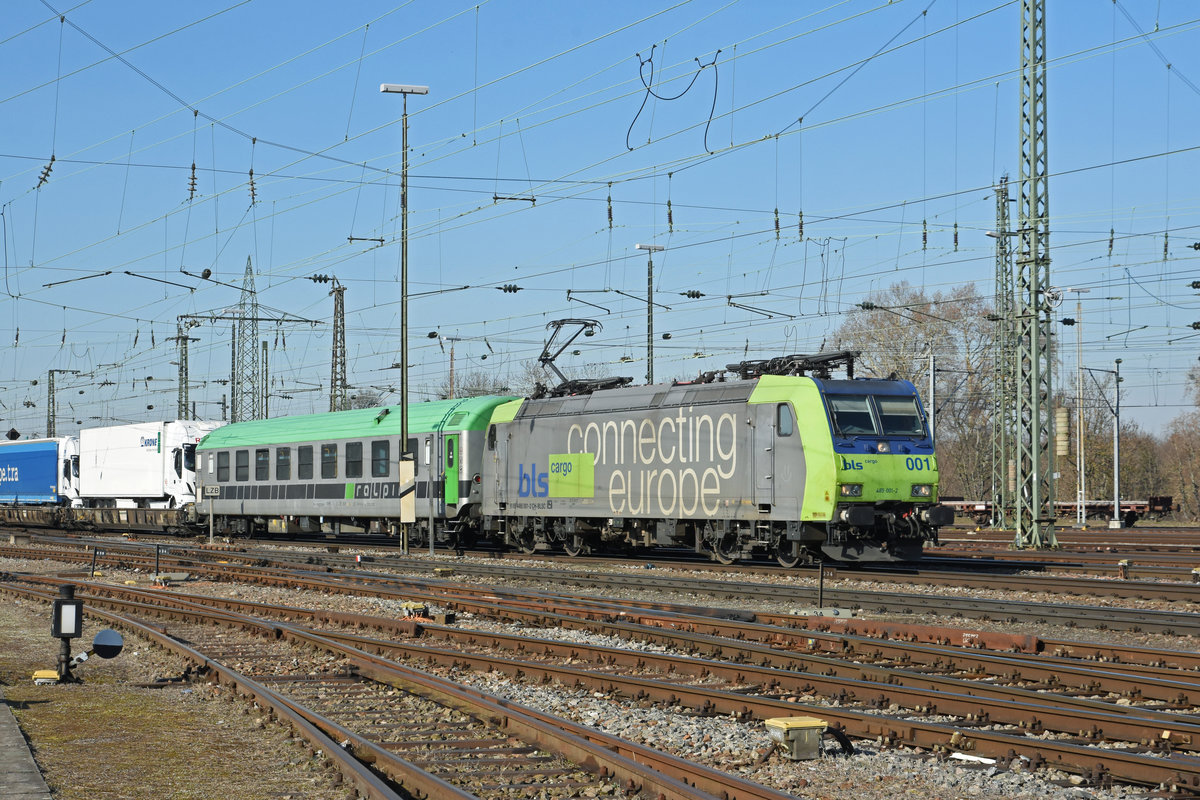 Re 485 001-2 der BLS durchfährt den badischen Bahnhof. Die Aufnahme stammt vom 26.02.2019.
