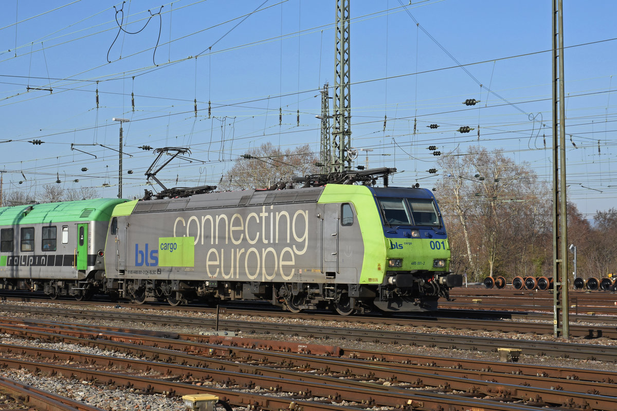 Re 485 001-2 der BLS durchfährt den badischen Bahnhof. Die Aufnahme stammt vom 26.02.2019.
