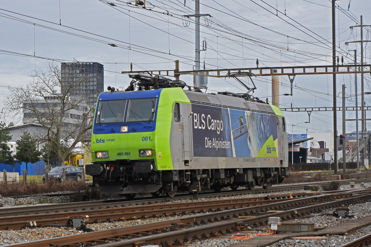 Re 485 001-2 der BLS durchfährt den Bahnhof Pratteln. Die Aufnahme stammt vom 04.02.2021.