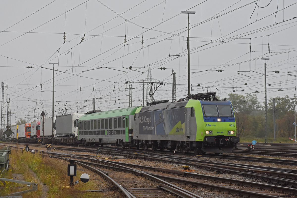 Re 485 001-2 durchfährt den badischen Bahnhof. Die Aufnahme stammt vom 22.10.2019.