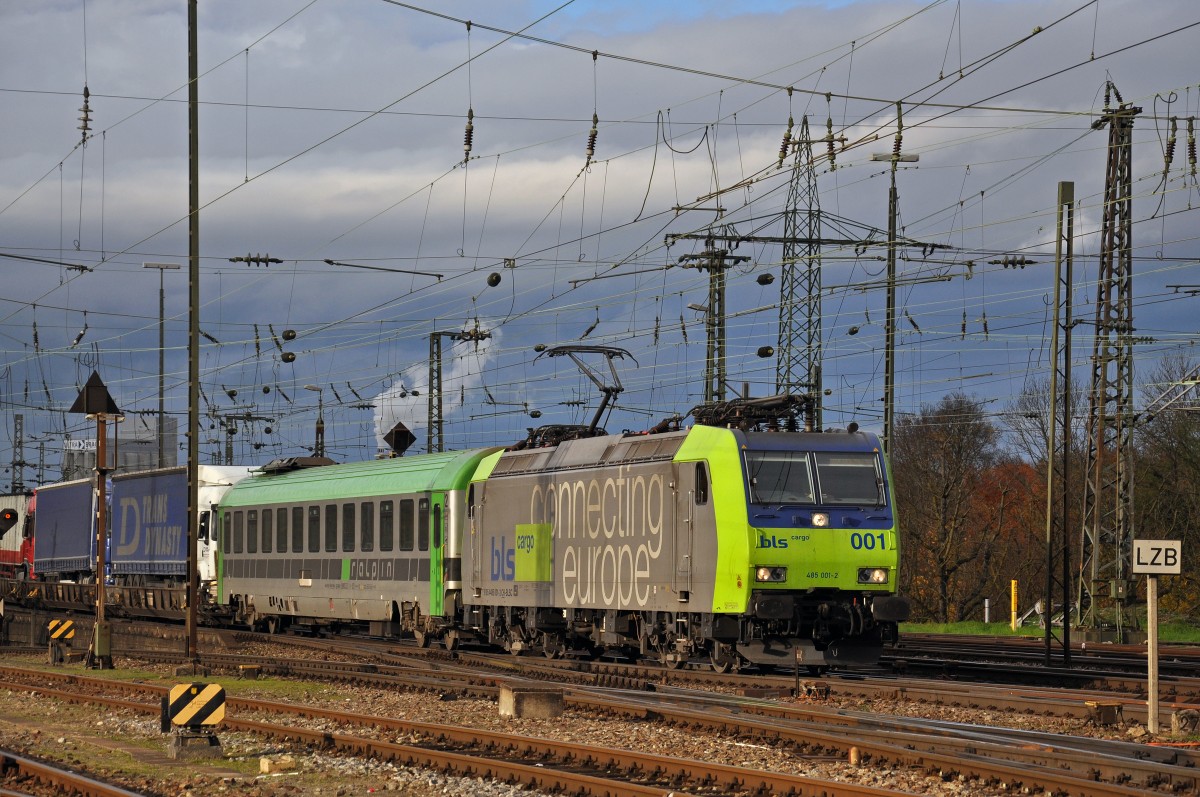 Re 485 001-2 durchfährt den Badischen Bahnhof. Die Aufnahme stammt vom 18.11.2014.