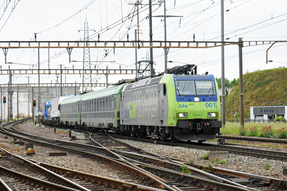 Re 485 001-2 durchfährt den Bahnhof Pratteln. Die Aufnahme stammt vom 14.05.2018.