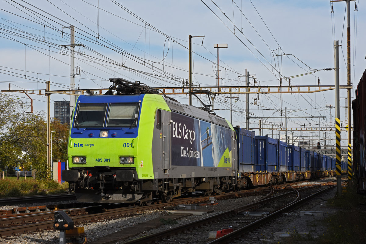 Re 485 001-2 durchfährt den Bahnhof Pratteln. Die Aufnahme stammt vom 20.10.2020.
