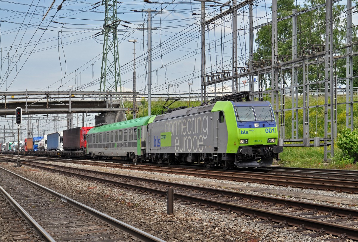 Re 485 001-2 durchfährt den Bahnhof Muttenz. Die Aufnahme stammt vom 23.05.2015.