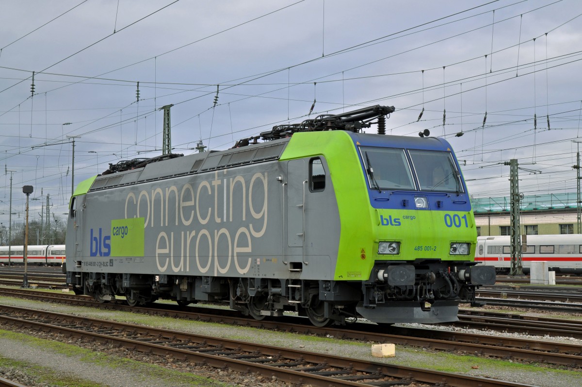 Re 485 001-2 wartet am Badischen Bahnhof auf den nächsten Einsatz. Die Aufnahme stammt vom 28.01.2015.