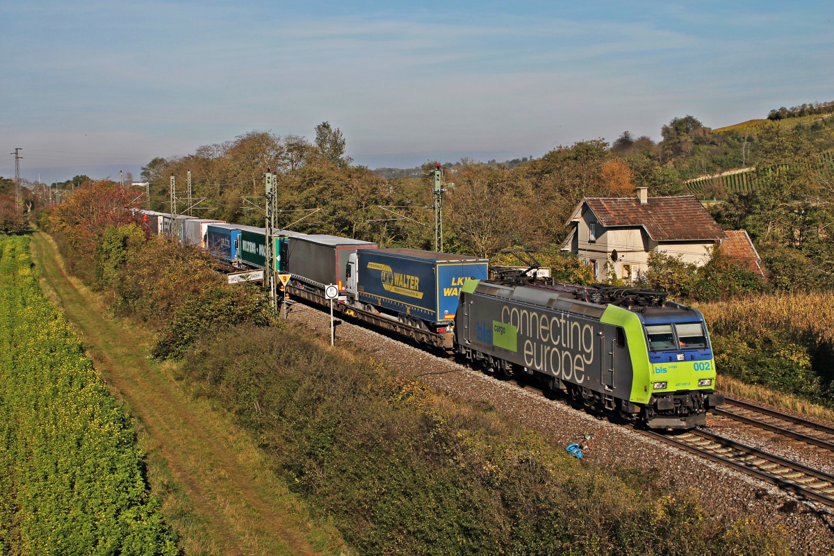 Re 485 002-0 am 30.10.2014 bei Müllheim (Baden) mit einer RoLa (Freiburg (Brsg) Rbf - Novara) in Richtung Schweizer Grenze.