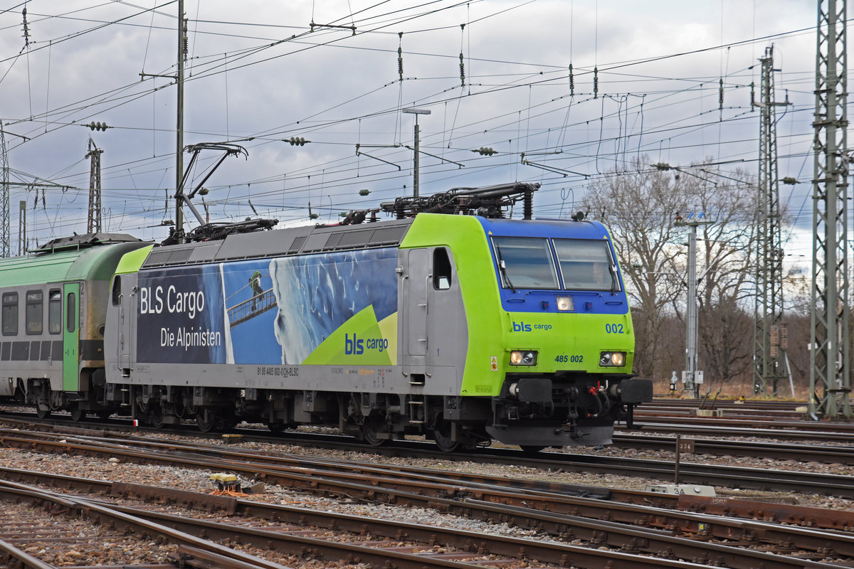 Re 485 002-0 der BLS durchfährt den badischen Bahnhof. Die Aufnahme stammt vom 14.02.2020.