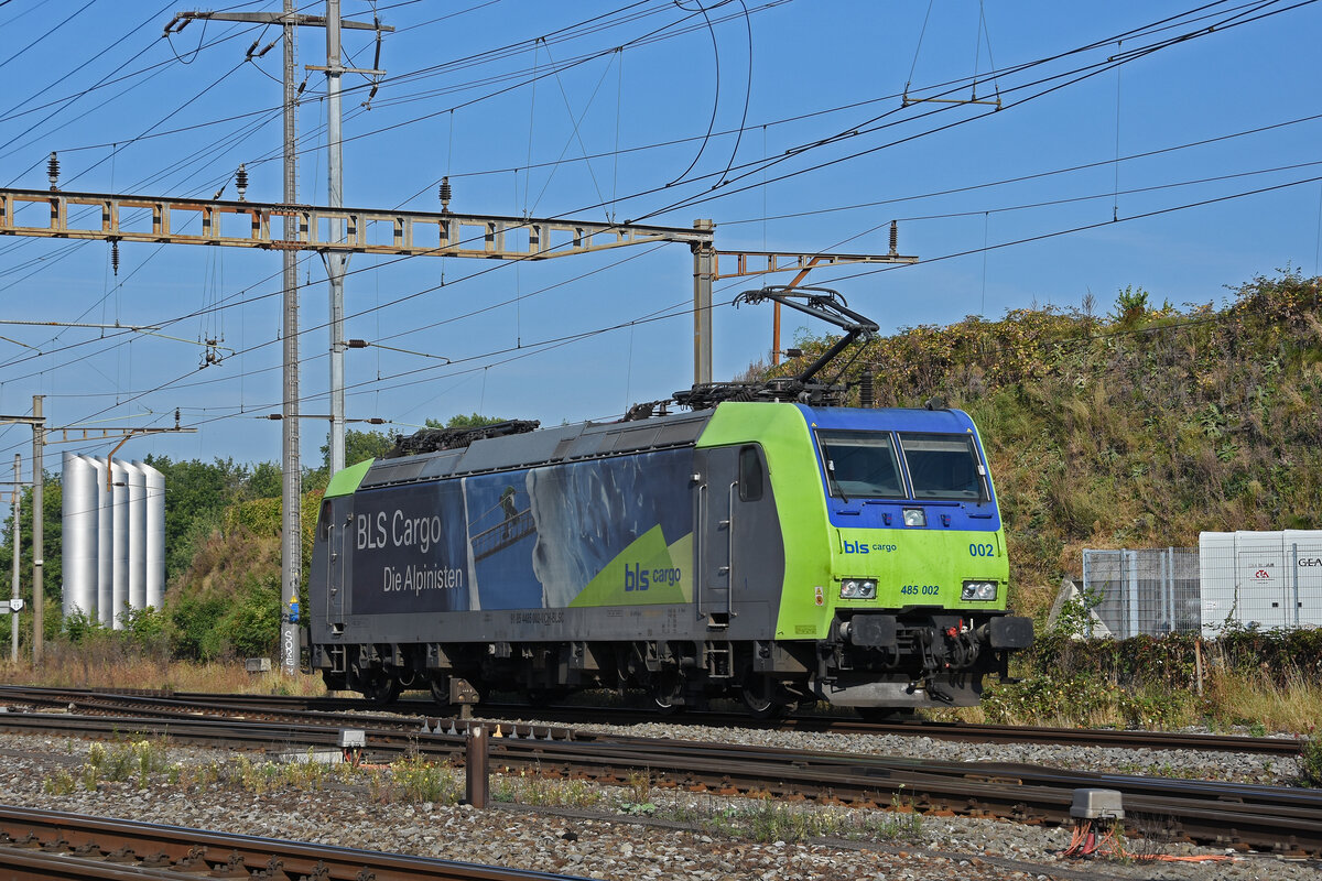 Re 485 002-0 der BLS durchfährt solo den Bahnhof Pratteln. Die Aufnahme stammt vom 08.09.2021.