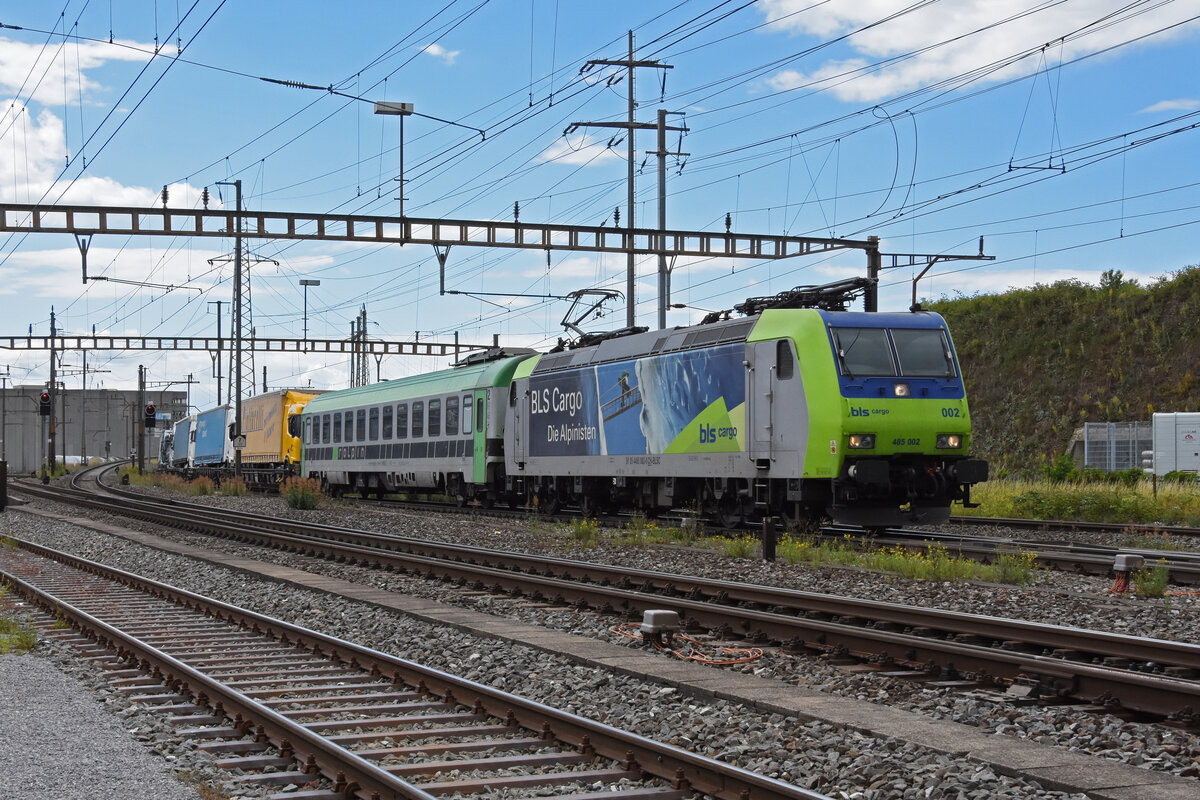 Re 485 002-0 der BLS durchfährt den Bahnhof Pratteln. Die Aufnahme stammt vom 09.06.2022.