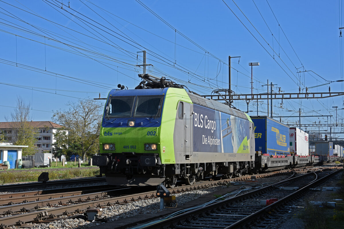 Re 485 002-0 der BLS durchfährt am 26.10.2022 den Bahnhof Pratteln.