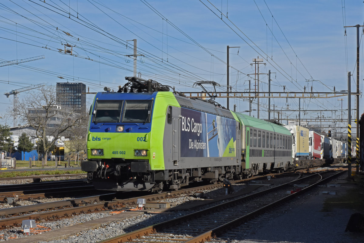 Re 485 002-0 durchfährt den Bahnhof Pratteln. Die Aufnahme stammt vom 15.02.2020.