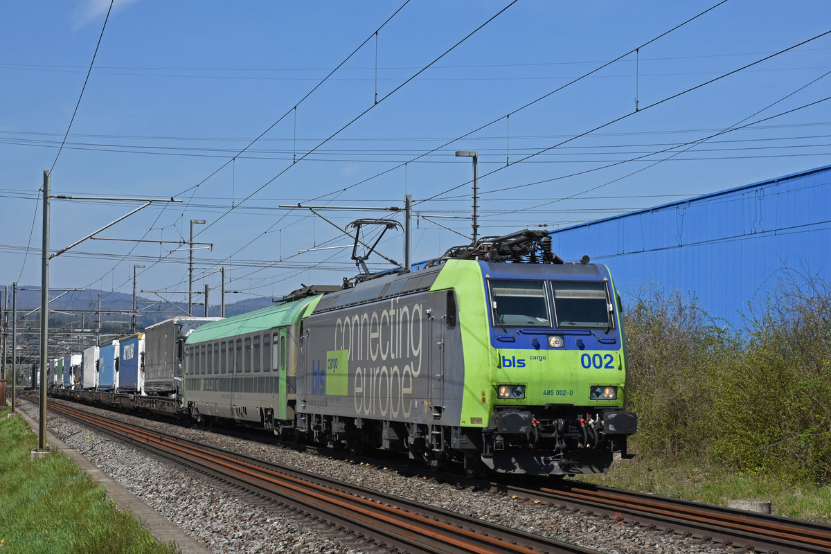 Re 485 002-0 fährt Richtung Bahnhof Itingen. Die Aufnahme stammt vom 18.04.2019.