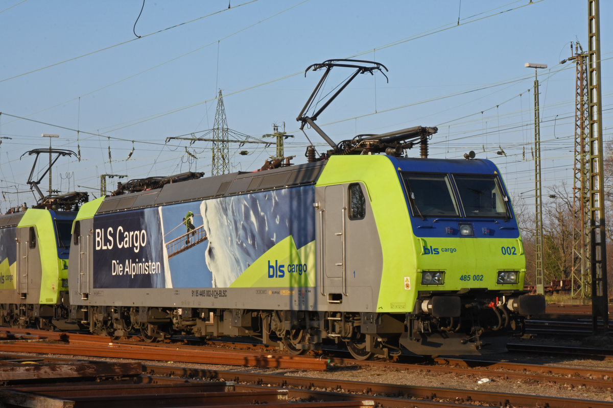 Re 485 002-0 steht auf einem Nebengleis beim badischen Bahnhof. Die Aufnahme stammt vom 01.01.2020.