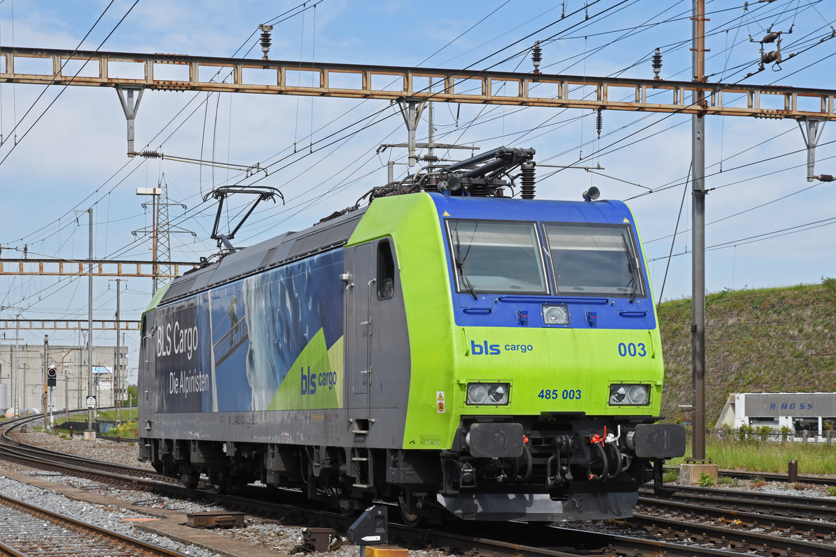 Re 485 003-8 der BLS durchfährt den Bahnhof Pratteln. Die Aufnahme stammt vom 16.05.2019.