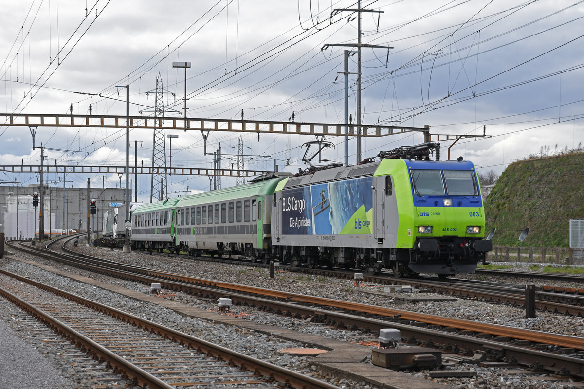 Re 485 003-8 der BLS durchfährt den Bahnhof Pratteln. Die Aufnahme stammt vom 03.03.2020.