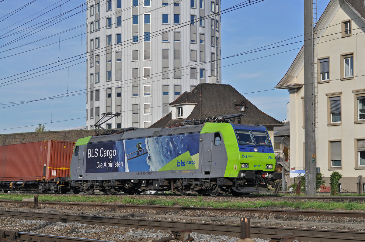 Re 485 003-8 durchfährt den Bahnhof Pratteln. Die Aufnahme stammt vom 17.10.2017.