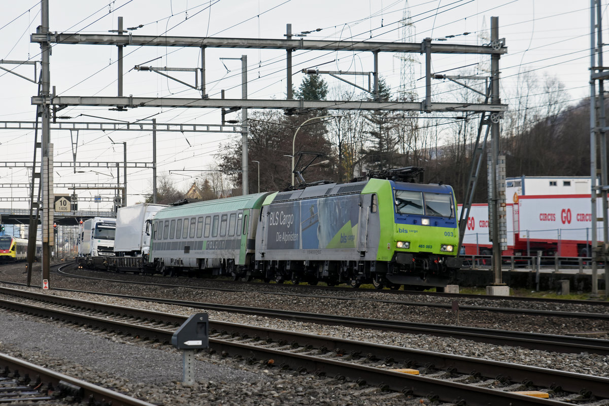 Re 485 003-8 durchfährt den Bahnhof Lausen. Die Aufnahme stammt vom 16.01.2019.