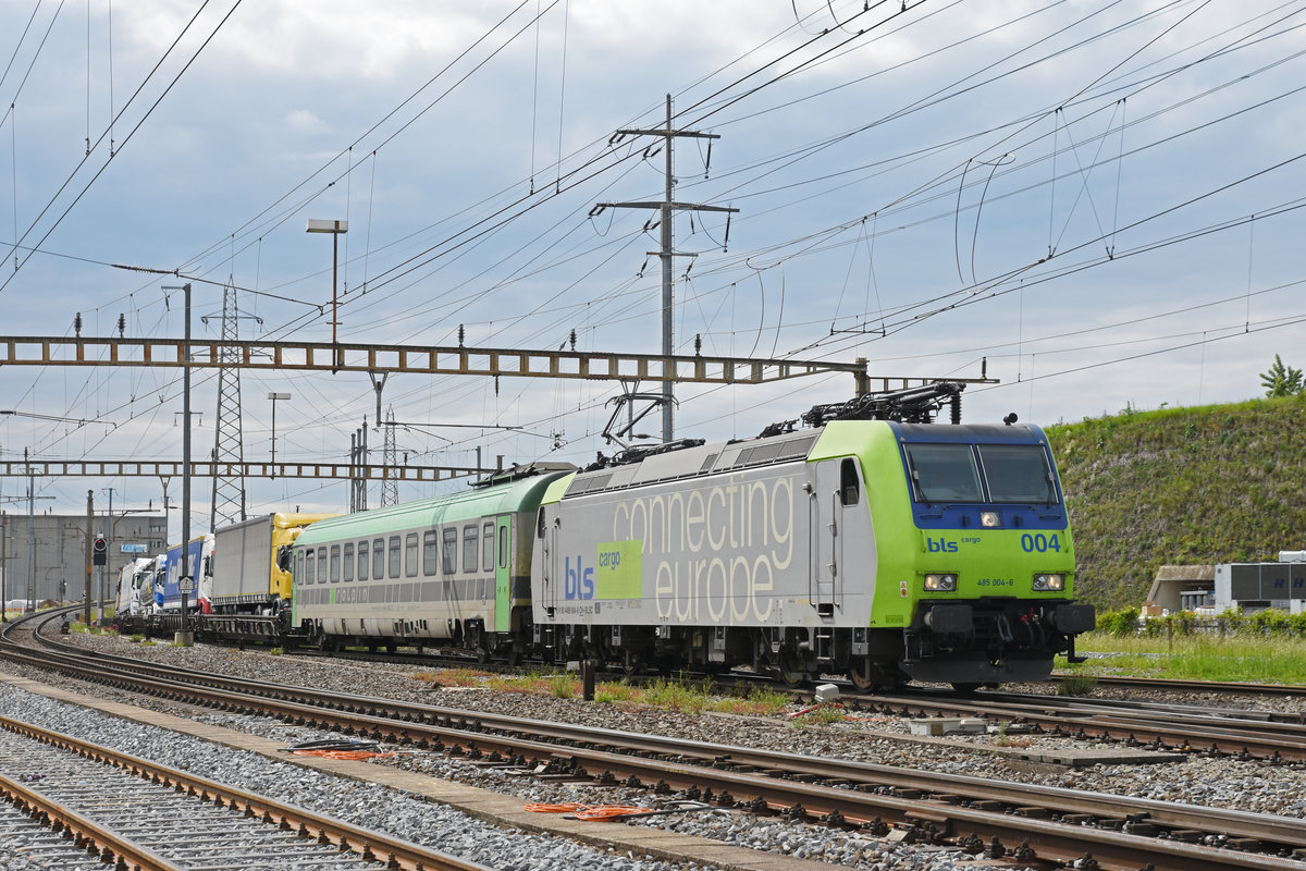 Re 485 004-6 der BLS durchfährt den Bahnhof Pratteln. Die Aufnahme stammt vom 11.06.2019.