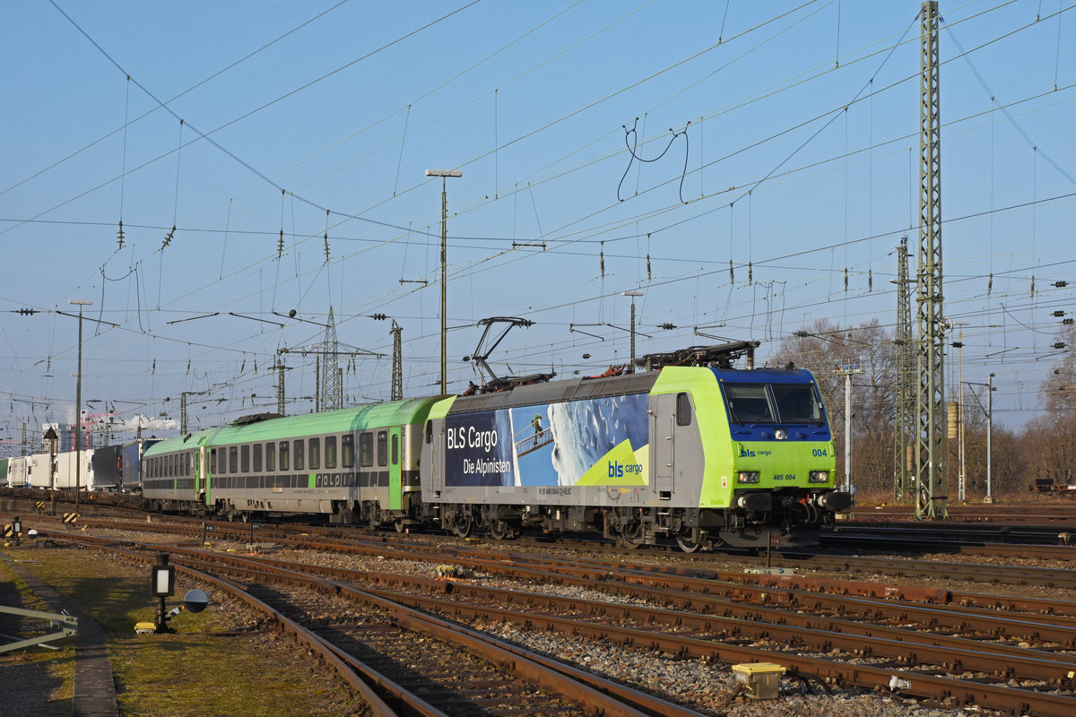 Re 485 004-6 der BLS durchfährt den badischen Bahnhof. Die Aufnahme stammt vom 23.01.2020.
