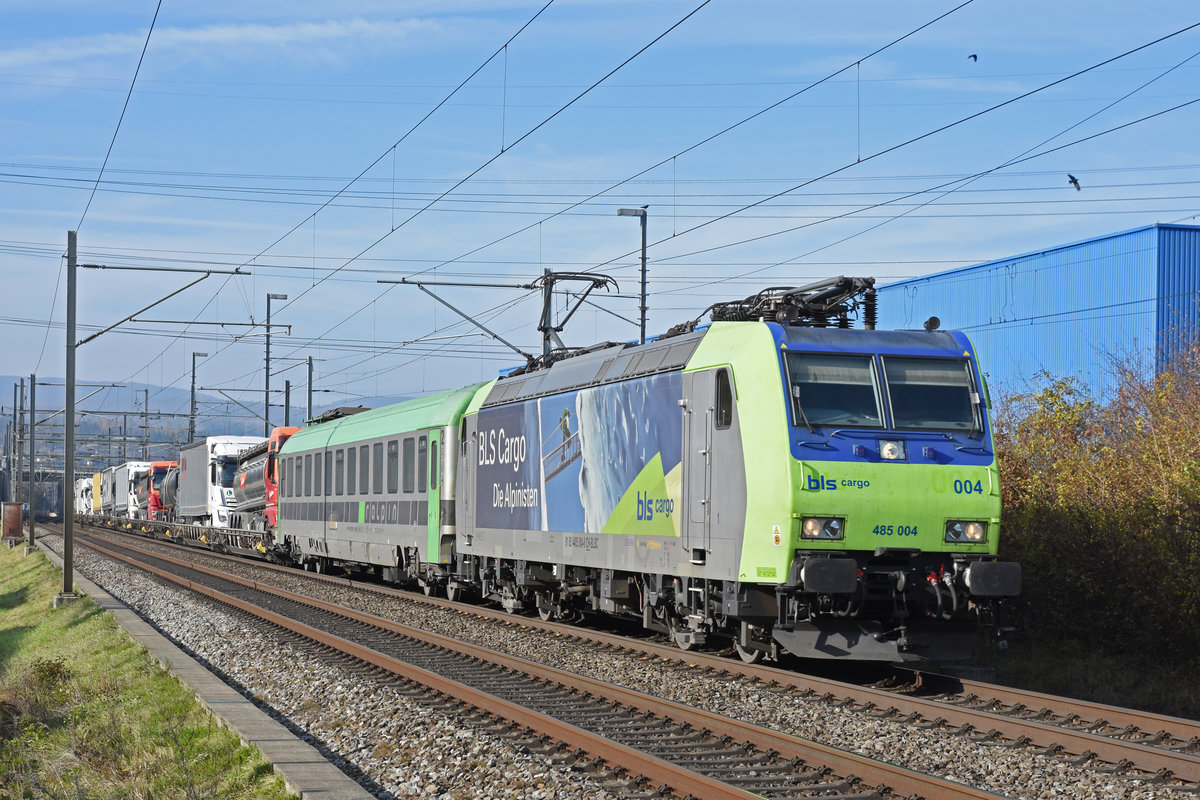 Re 485 004-6 der BLS fährt Richtung Bahnhof Itingen. Die Aufnahme stammt vom 22.11.2019.