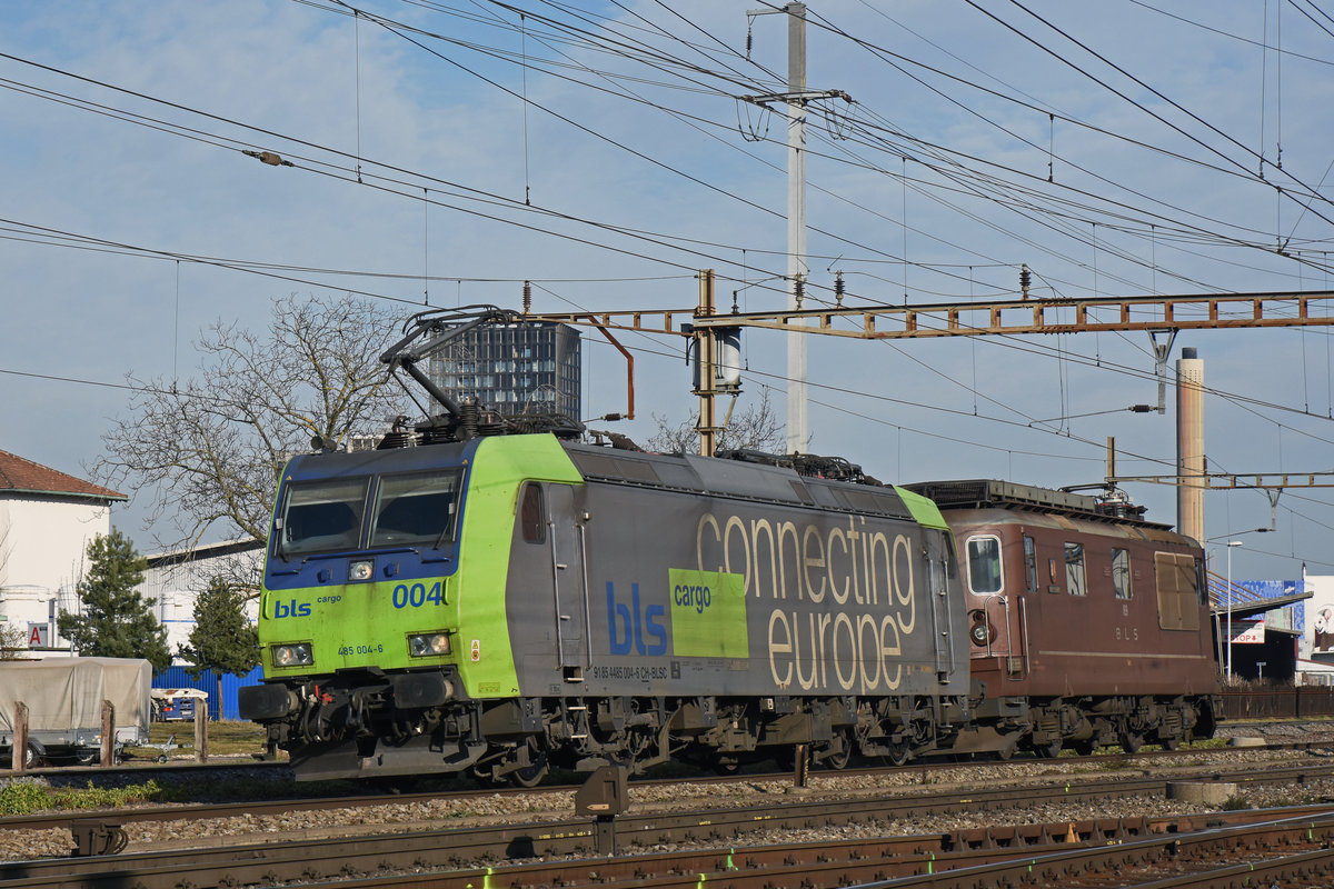 Re 485 004-6 durchfährt mit der  kalten  Re 425 189 den Bahnhof Pratteln. Die Aufnahme stammt vom 21.02.2019.