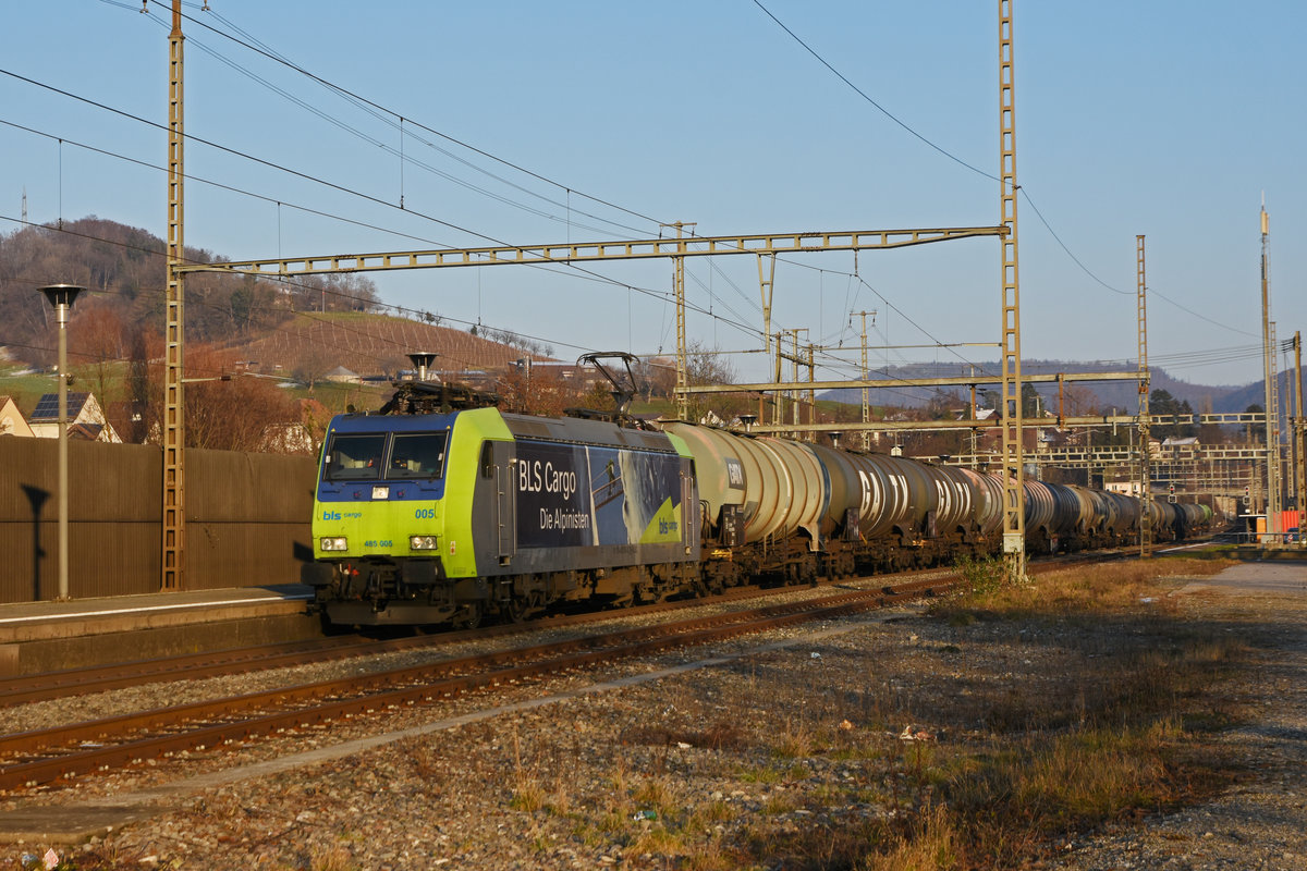 Re 485 005-3 der BLS durchfährt den Bahnhof Gelterkinden. Die Aufnahme stammt vom 11.01.2021.