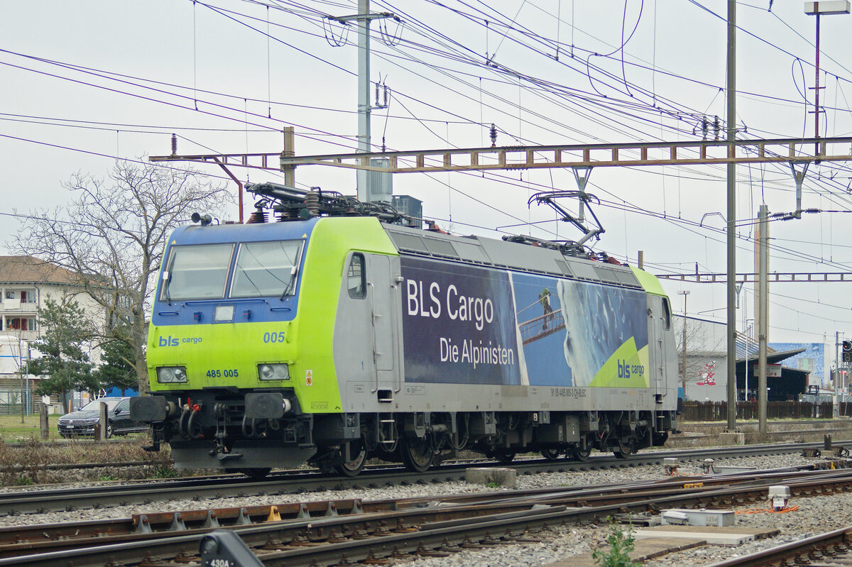 Re 485 005-3 der BLS durchfährt solo den Bahnhof Pratteln. Die Aufnahme stammt vom 23.03.2021.