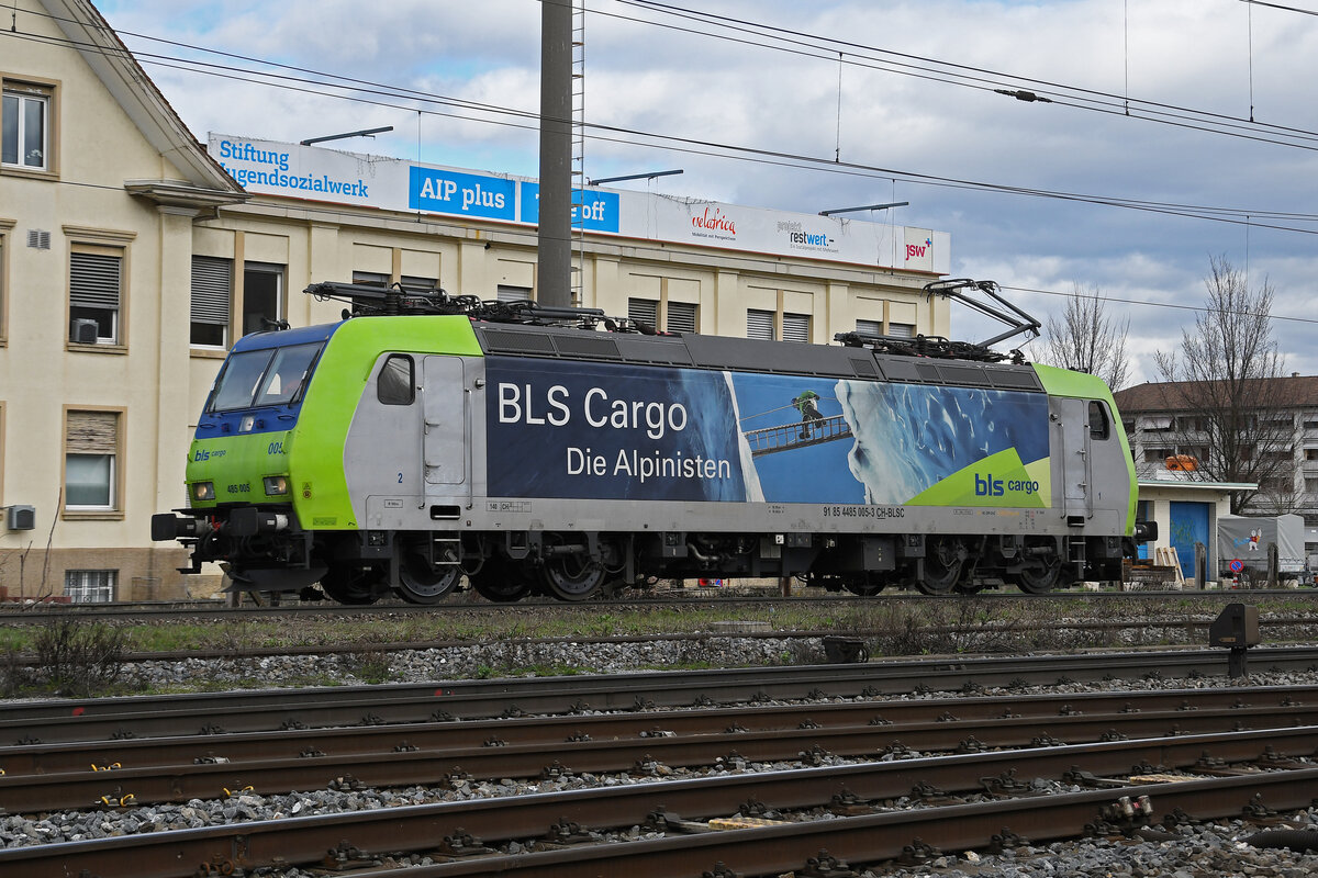 Re 485 005-3 der BLS verlässt am 23.02.2024 die Abstellanlage beim Bahnhof Pratteln.
