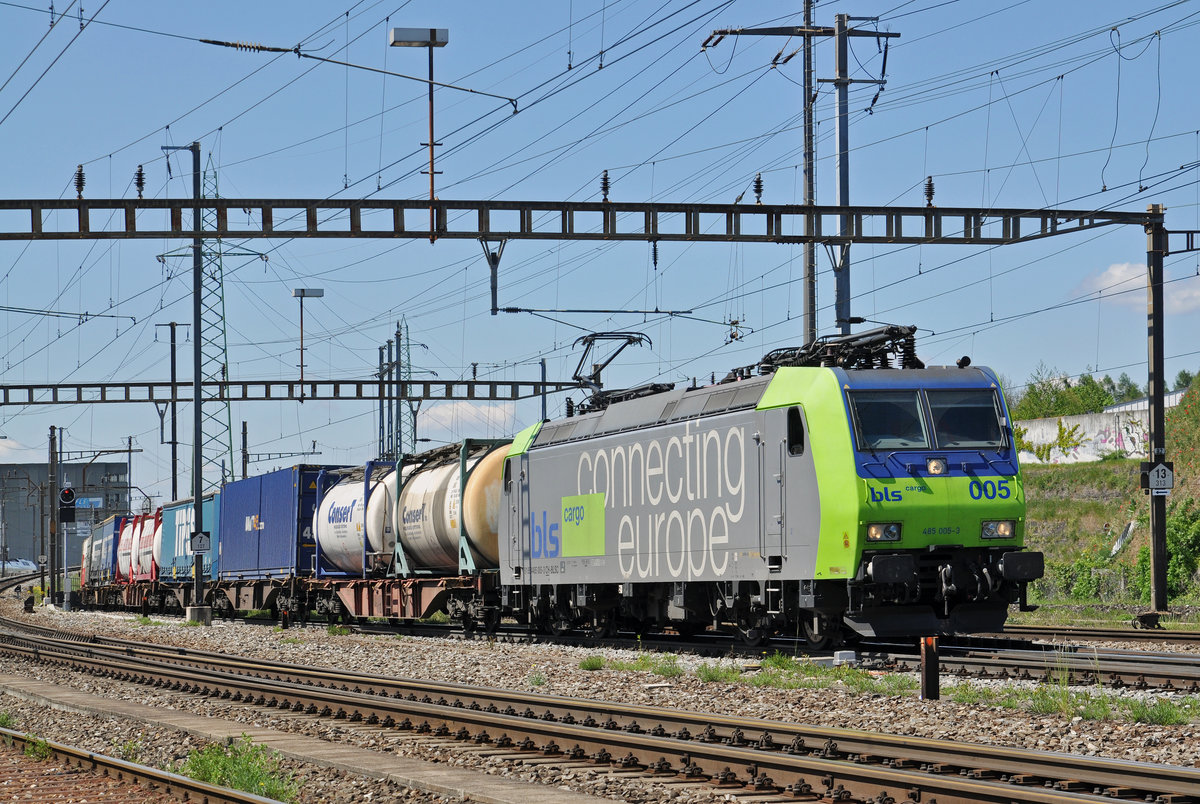 Re 485 005-3 durchfährt den Bahnhof Pratteln. Die Aufnahme stammt vom 29.04.2017.