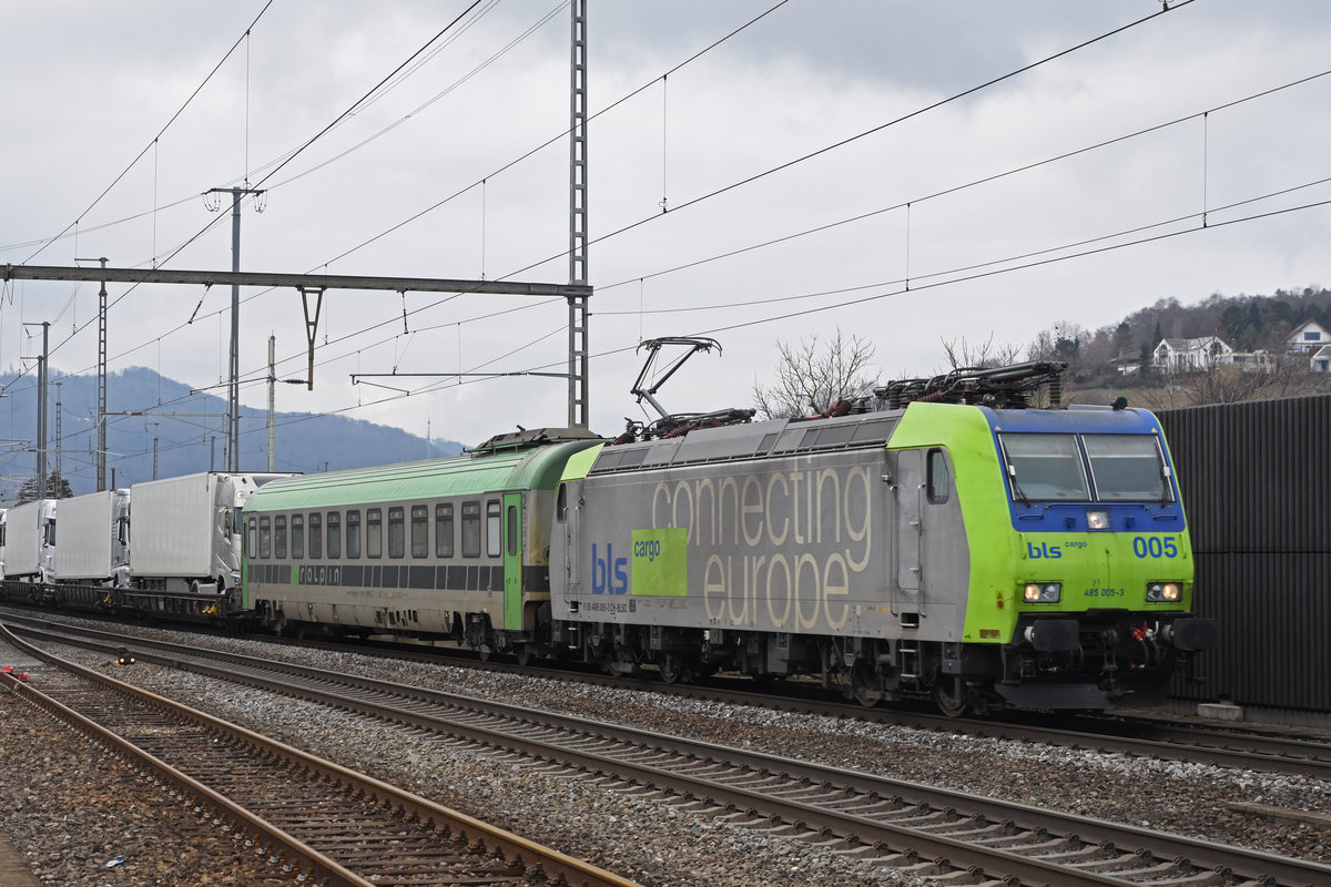 Re 485 005-3 durchfährt den Bahnhof Gelterkinden. Die Aufnahme stammt vom 02.02.2019.